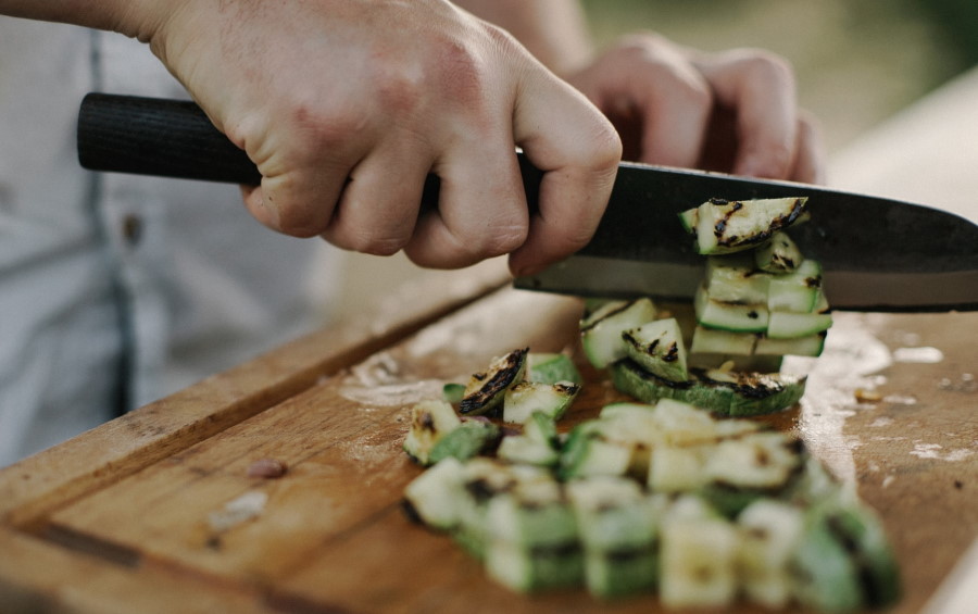 Ανδρικά χέρια με επαγγελματικό μαχαίρι chef